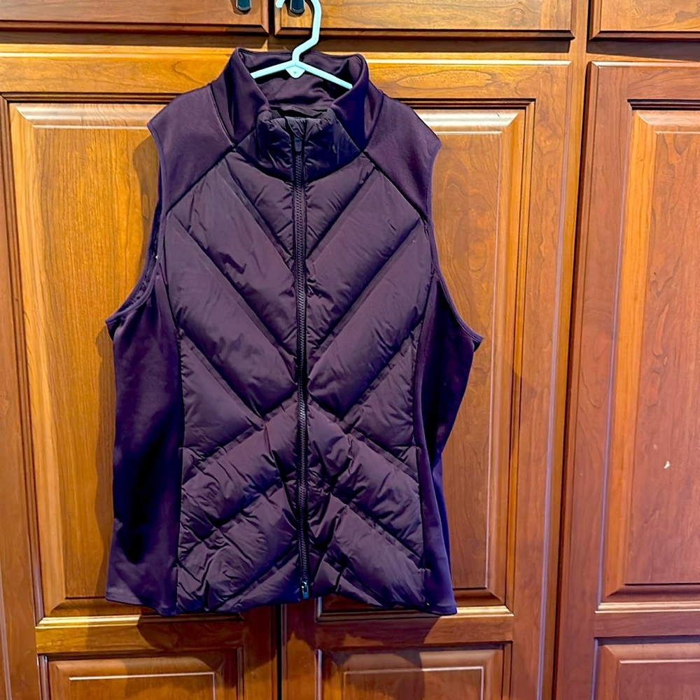 Athleta burgundy vest L